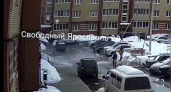 В Ярославле снег разбила козырек подъезда