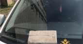 Алкоголь, обида и кирпич: рыбинец решил конфликт с соседкой через стекло её машины