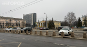 Колёса на асфальте, а машина — над тротуаром: нарушает ли ПДД парковка «на грани»