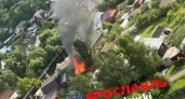 В Ярославле на Перекопе загорелся жилой дом: пламя охватило здание, на месте работают пожарные