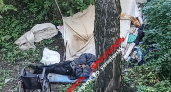В Ярославле мужчина на коляске больше месяца ночует у жилого дома